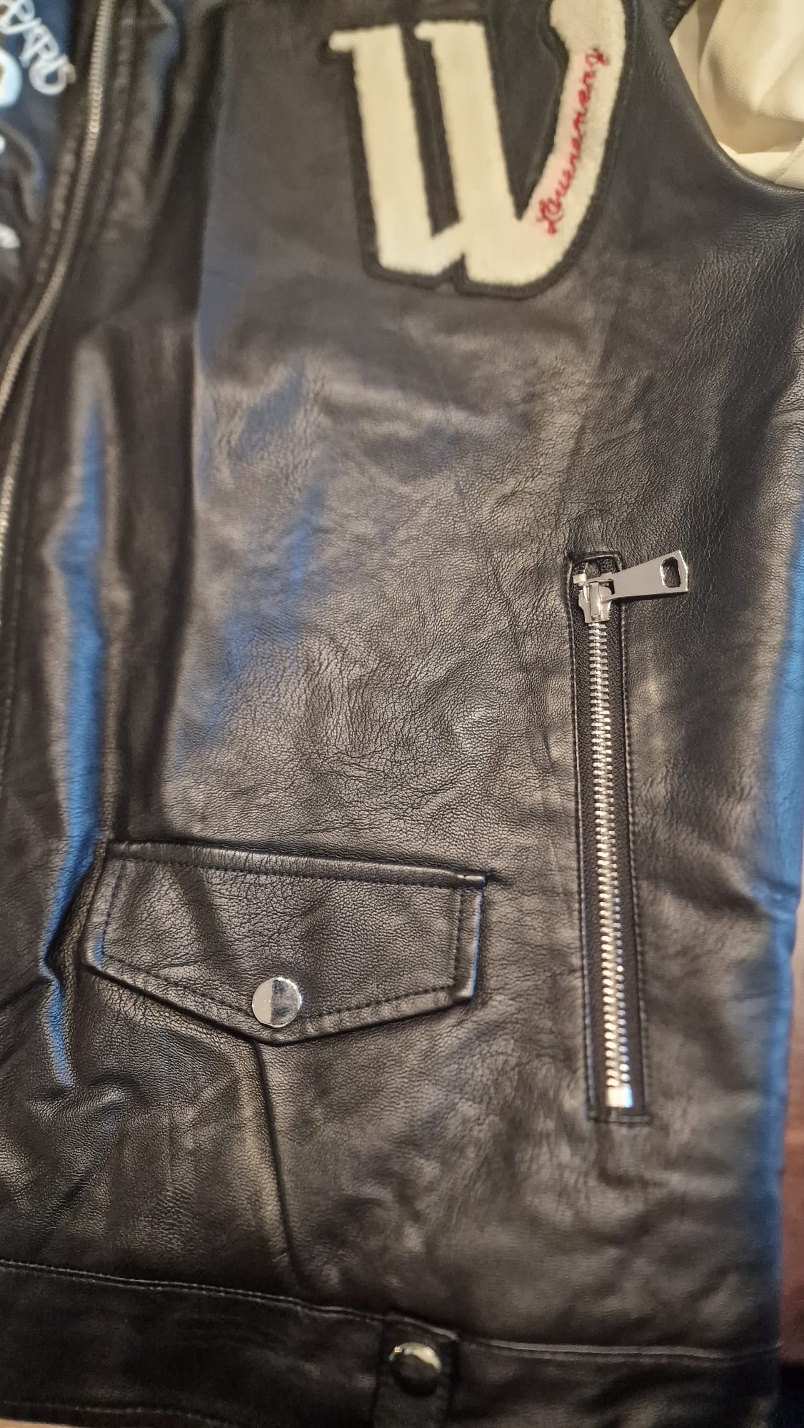 Jaqueta imitação couro preto e bege