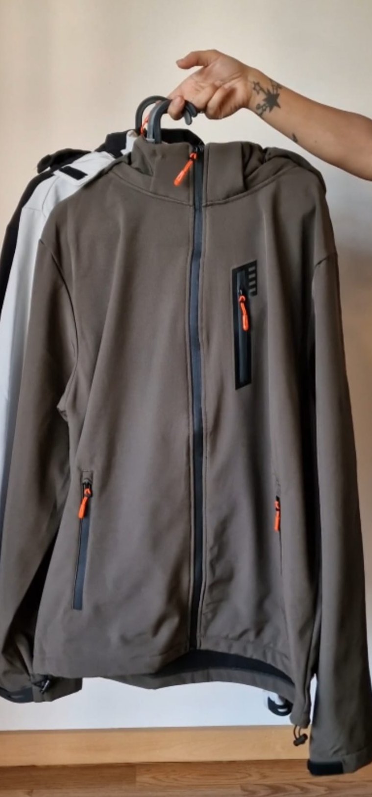 Jaqueta Softshell com Capuz
