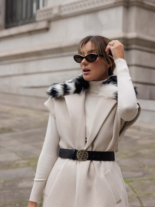 COLETE COMPRIDO COM GOLA EM PÊLO BEGE