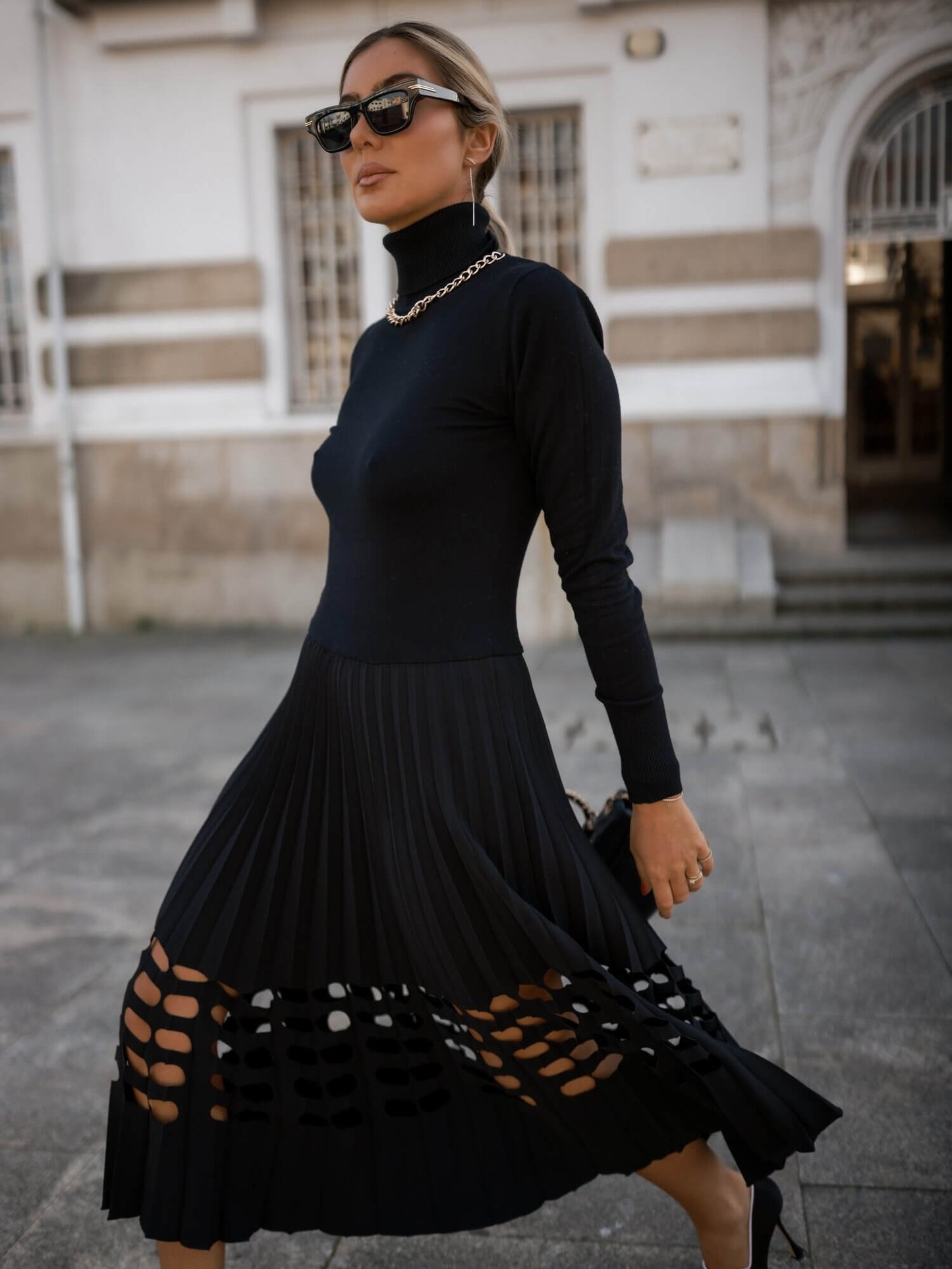 VESTIDO GOLA ALTA C/ SAIA PLISSADA