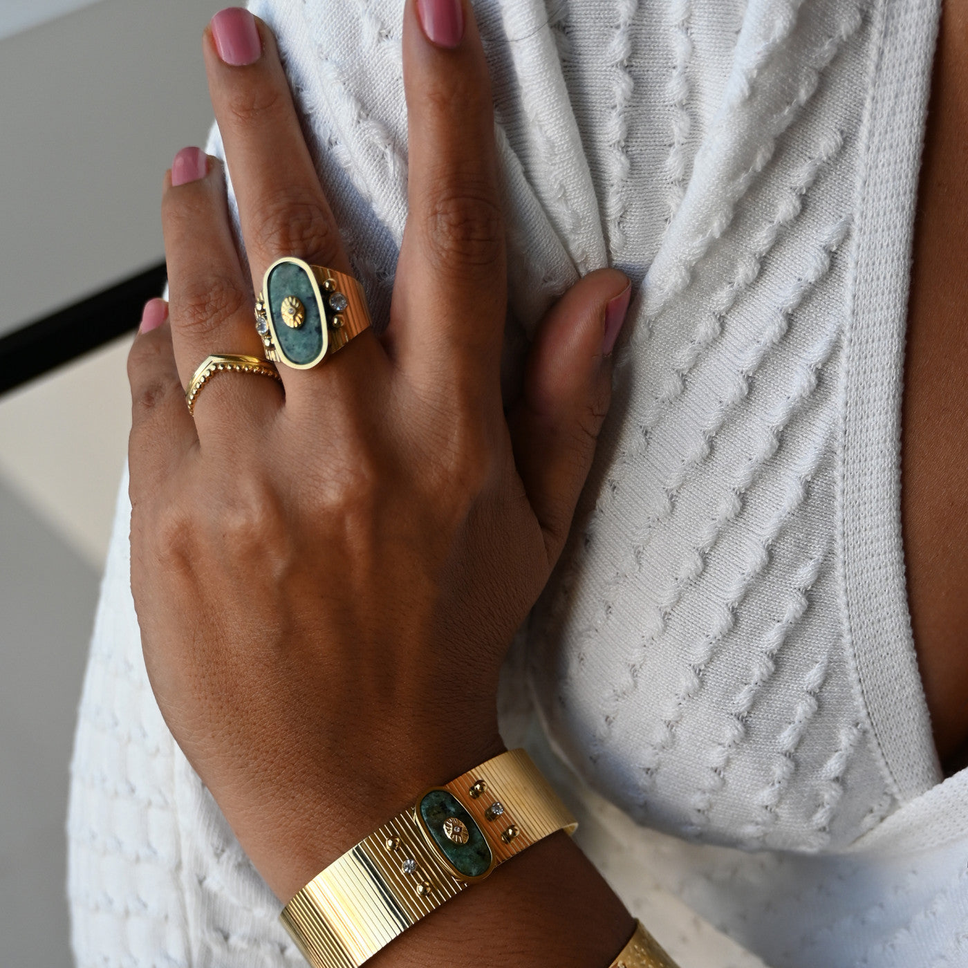 Rigid bracelet with natural stone texture and steel eye