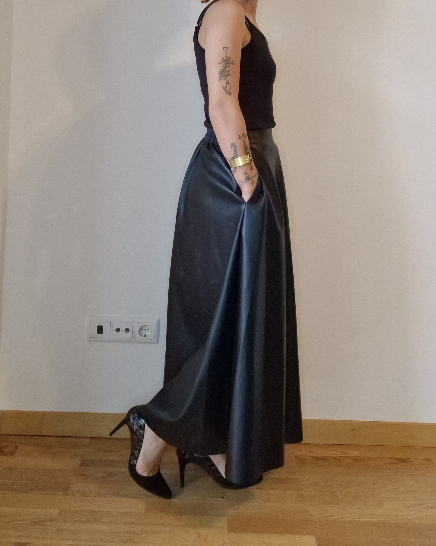Saia Comprida Camille em Pele Sintética - Moda Sustentável e Versátil