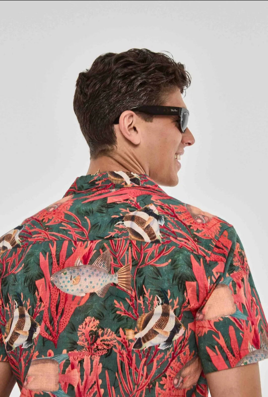 Camisa Estampado Vermelho com Detalhes de Fauna e Flora