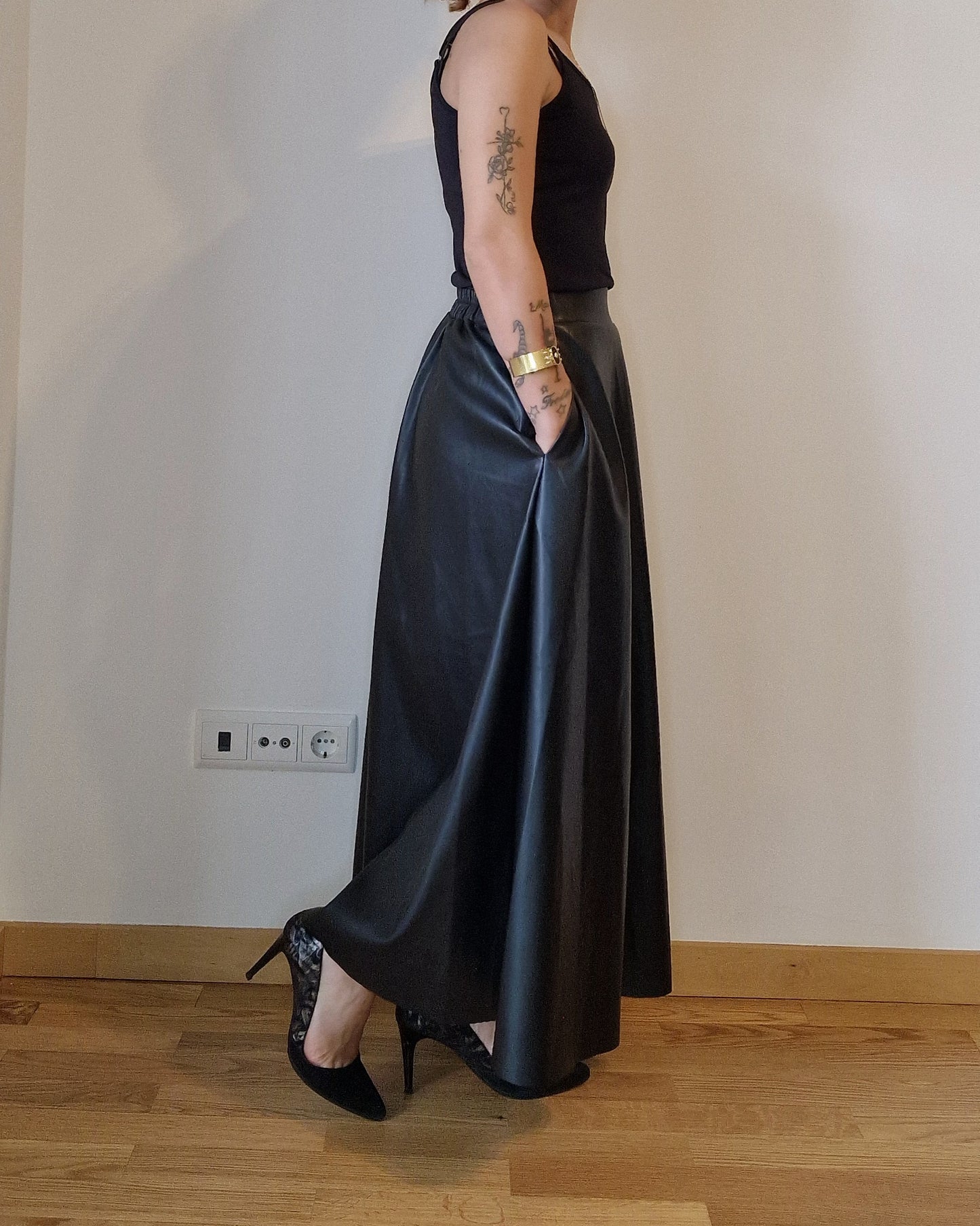 Saia Comprida Camille em Pele Sintética - Moda Sustentável e Versátil