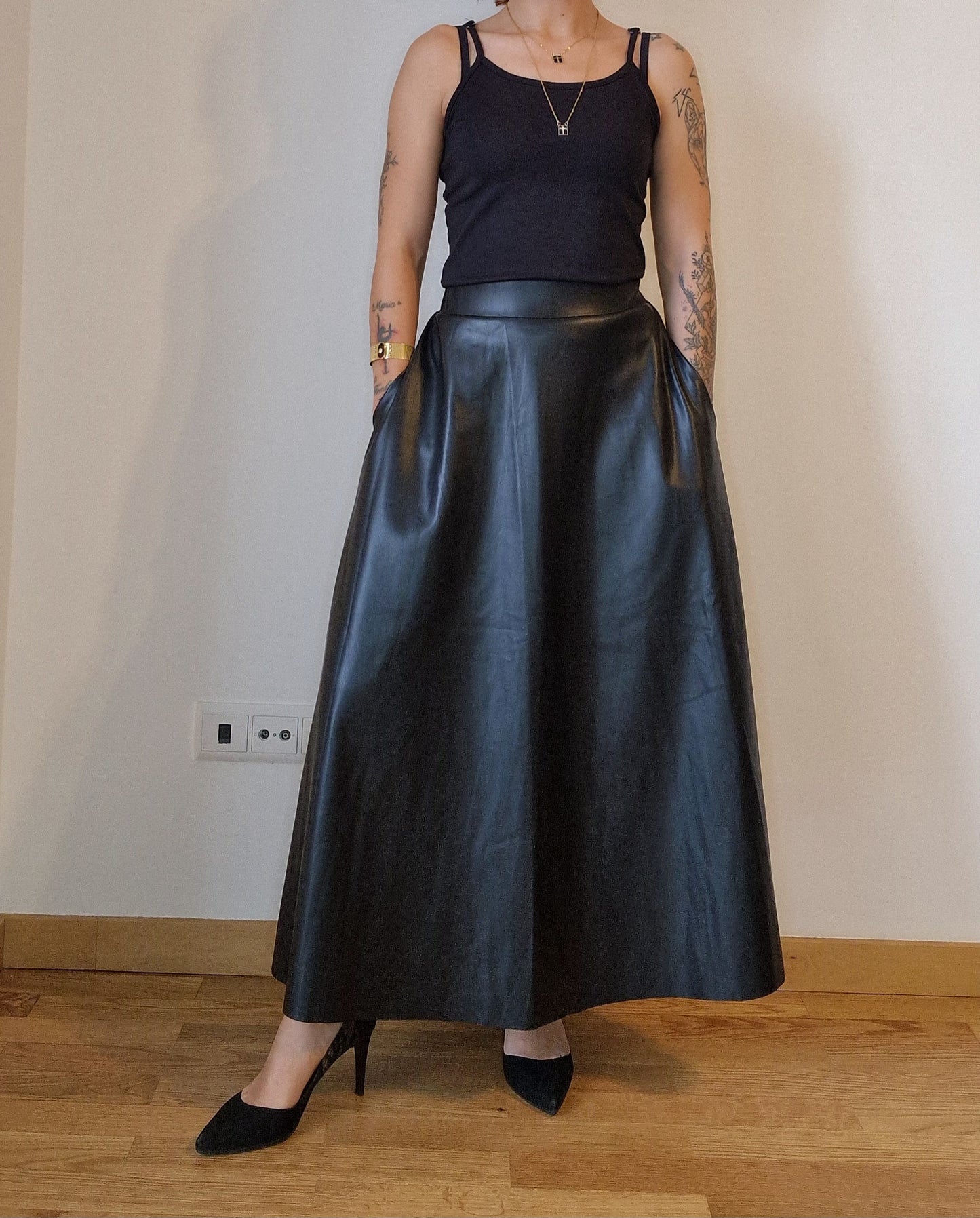 Saia Comprida Camille em Pele Sintética - Moda Sustentável e Versátil