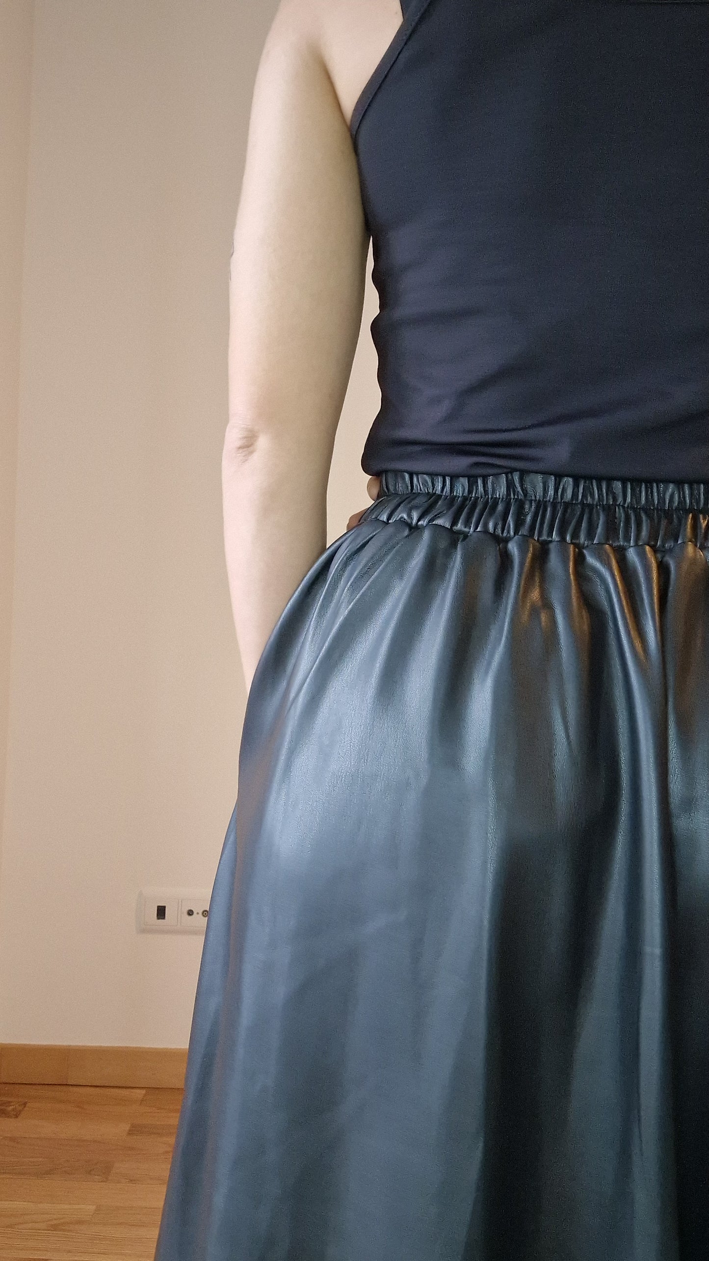 Saia Comprida Camille em Pele Sintética - Moda Sustentável e Versátil