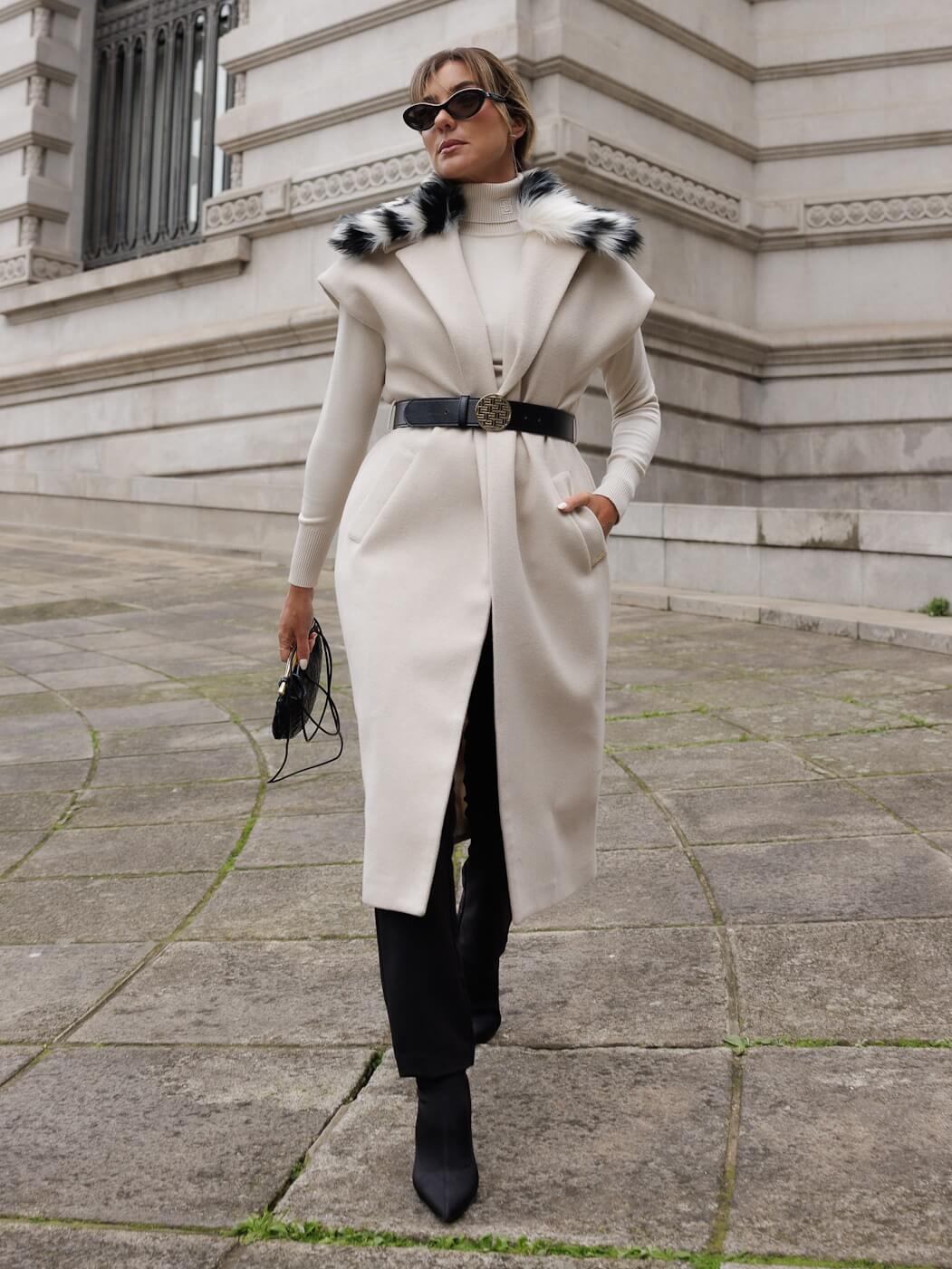 COLETE COMPRIDO COM GOLA EM PÊLO BEGE