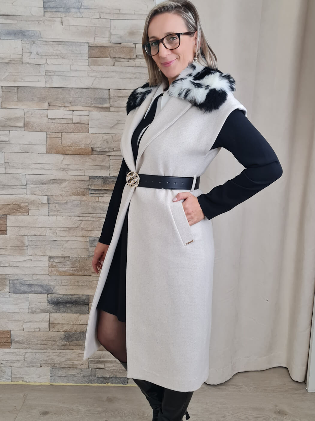 COLETE COMPRIDO COM GOLA EM PÊLO BEGE