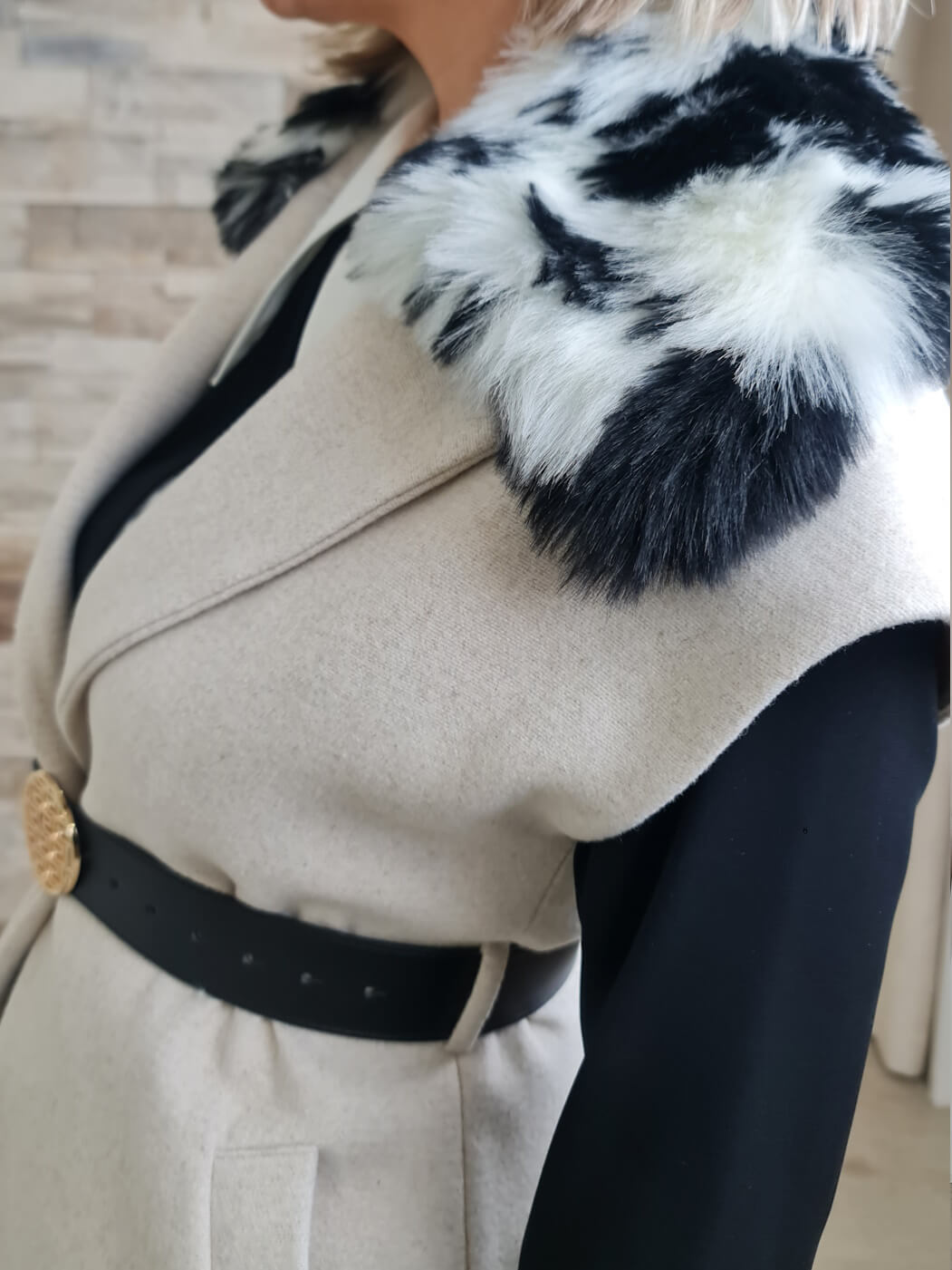 COLETE COMPRIDO COM GOLA EM PÊLO BEGE