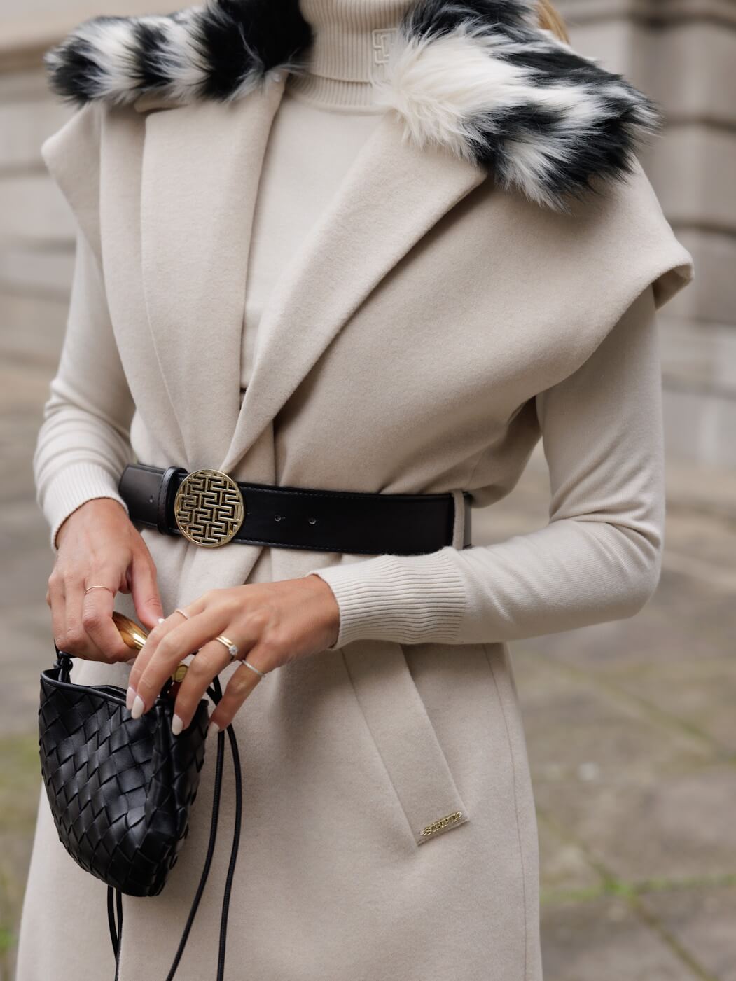 COLETE COMPRIDO COM GOLA EM PÊLO BEGE