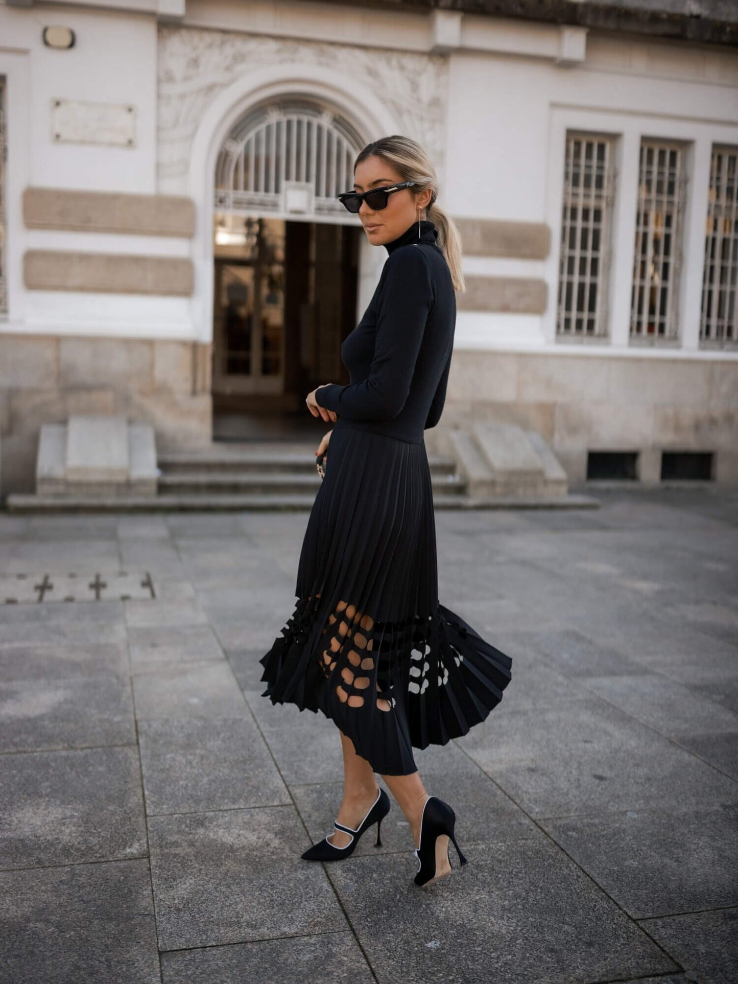 VESTIDO GOLA ALTA C/ SAIA PLISSADA