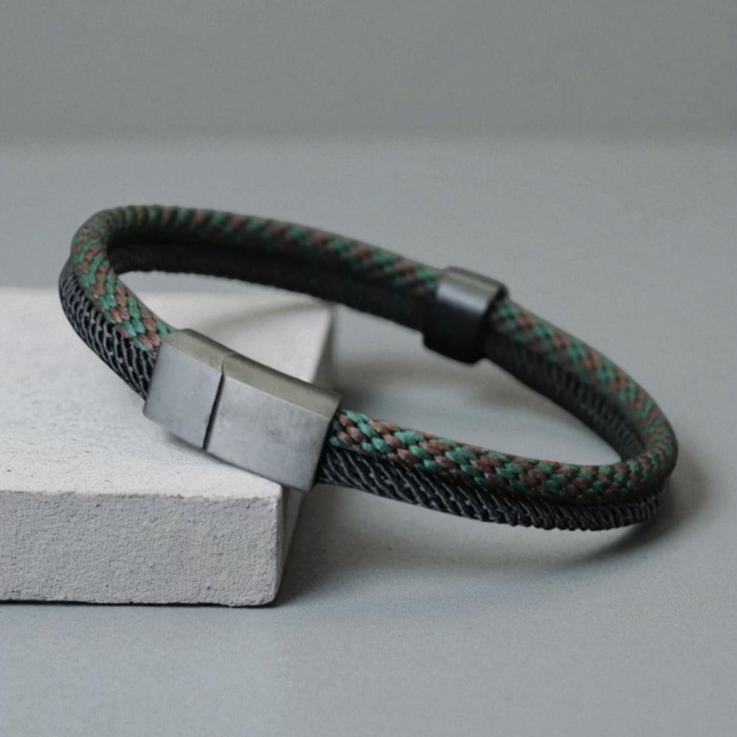 Pulseira Trançada com Fecho em Aço Inoxidável