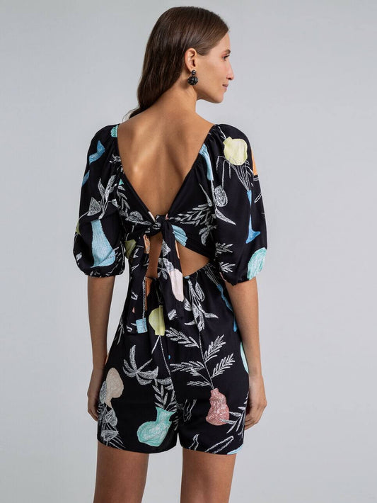 MACACÃO CURTO DE APERTAR NAS COSTAS