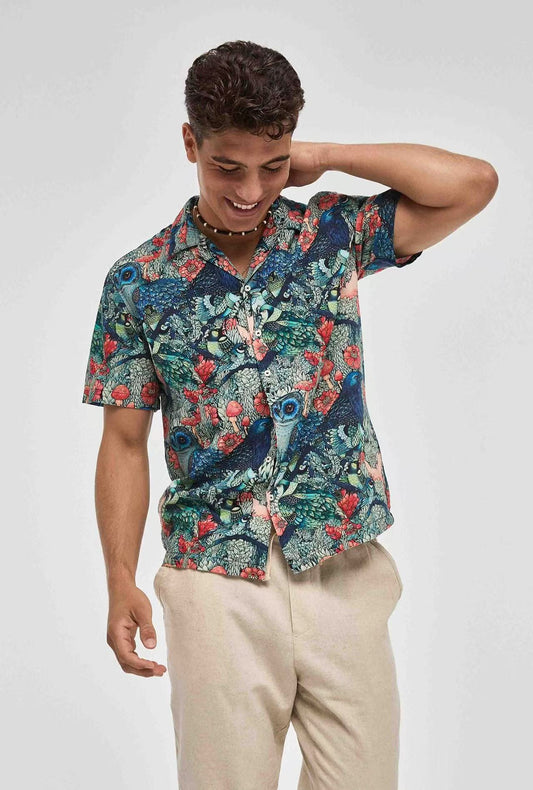 Camisa Estampado Azul com Detalhes de Fauna e Flora: