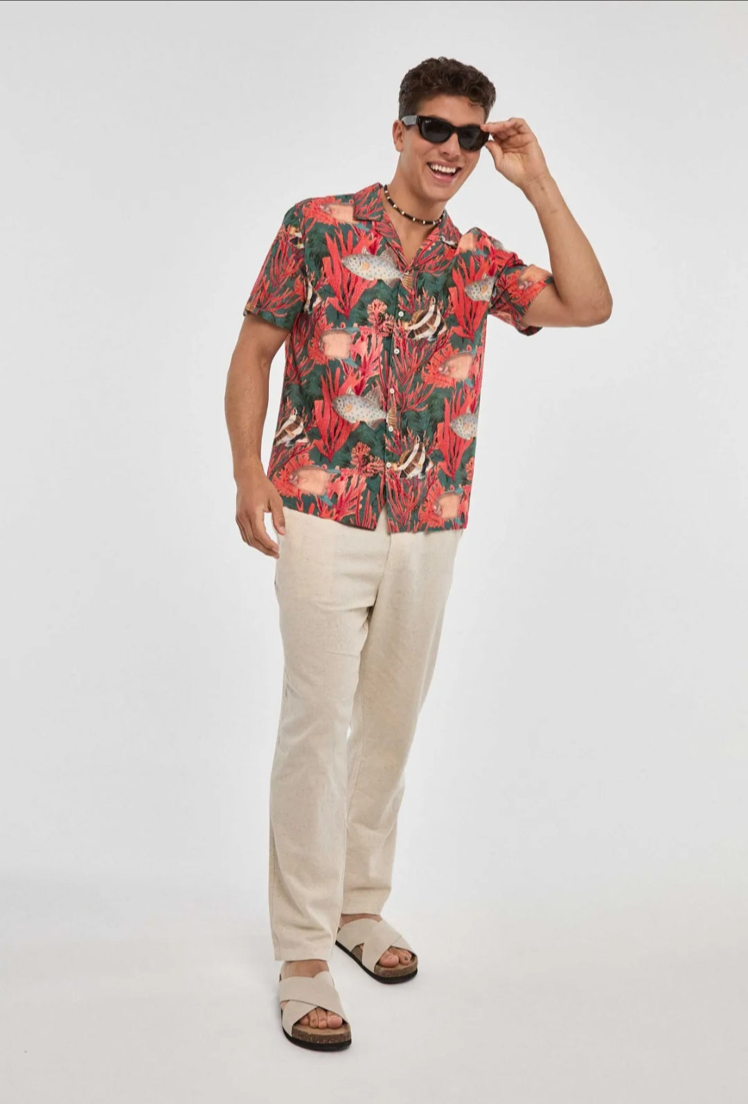 Camisa Estampado Vermelho com Detalhes de Fauna e Flora