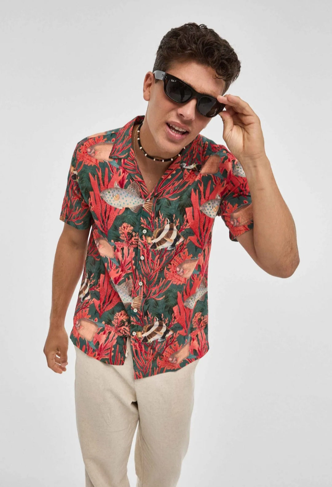 Camisa Estampado Vermelho com Detalhes de Fauna e Flora